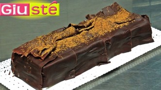 Gâteau recouvert de feuilles de chocolat